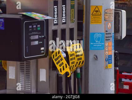 London, Großbritannien. Oktober 2021. Schilder „Sorry, out of use“ decken die Zapfsäulen an einer Texaco-Station im Zentrum von London ab. An vielen Tankstellen ist aufgrund des Mangels an Lkw-Fahrern im Zusammenhang mit dem Brexit und des panischen Kaufs Benzin ausgelaufen. Stockfoto