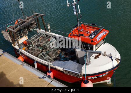 Ein kleines Fischerboot, die Herbstrose, liegt im Hafen von Padstow, Cornwall, England, Großbritannien Stockfoto