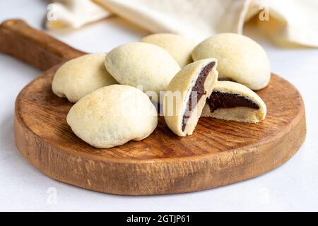 Kekse mit Schokoladenfüllung auf weißem Hintergrund. Frisch gebackene Plätzchen Stockfoto