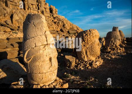 Alte Statuen auf dem Gipfel des Nemrut-Berges, Türkei. Der Mount Nemrut ist UNESCO-Weltkulturerbe. Adiyaman, Türkei Stockfoto