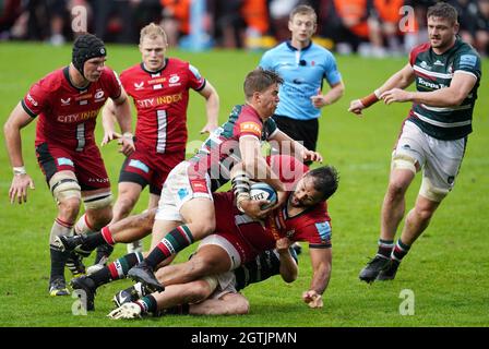 Saracens' Billy Vunipola (Mitte) wird während des Spiels der Gallagher Premiership im Mattioli Woods Welford Road Stadium von Leicester Tigers' Harry Potter (Spitze) angegangen. Bilddatum: Samstag, 2. Oktober 2021. Stockfoto