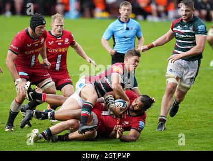 Saracens' Billy Vunipola (Mitte) wird während des Spiels der Gallagher Premiership im Mattioli Woods Welford Road Stadium von Leicester Tigers' Harry Potter (Spitze) angegangen. Bilddatum: Samstag, 2. Oktober 2021. Stockfoto