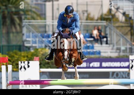 Barcelona, Spanien. Oktober 2021. Christian Ahlmann aus Deutschland reitet Mandato Van De Neerheide während des CSIO Barcelona: Longines FEI Jumping Nations Cup im Real Club de Polo aus Barcelona. (Bild: © David Ramirez/DAX via ZUMA Press Wire) Stockfoto