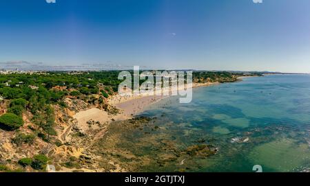 Luftdrohnen-Panoramaaufnahmen von Praia da Balaia und Praia de Santa Eulalia Portugal, Algarve Albufeira Stockfoto