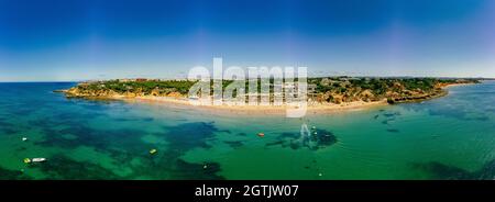 Luftdrohnen-Panoramaaufnahmen von Praia da Balaia und Praia de Santa Eulalia Portugal, Algarve Albufeira Stockfoto