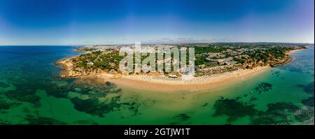 Luftdrohnen-Panoramaaufnahmen von Praia da Balaia und Praia de Santa Eulalia Portugal, Algarve Albufeira Stockfoto