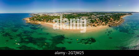 Luftdrohnen-Panoramaaufnahmen von Praia da Balaia und Praia de Santa Eulalia Portugal, Algarve Albufeira Stockfoto