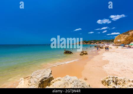 Luftdrohnen-Panoramaaufnahmen von Praia da Balaia und Praia de Santa Eulalia Portugal, Algarve Albufeira Stockfoto