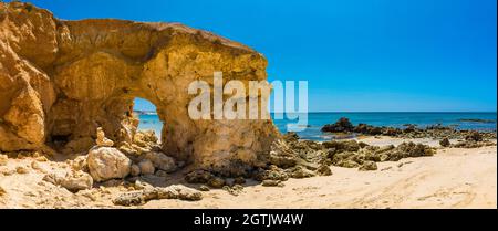 Luftdrohnen-Panoramaaufnahmen von Praia da Balaia und Praia de Santa Eulalia Portugal, Algarve Albufeira Stockfoto