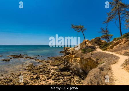 Luftdrohnen-Panoramaaufnahmen von Praia da Balaia und Praia de Santa Eulalia Portugal, Algarve Albufeira Stockfoto