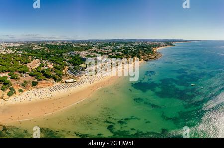 Luftdrohnen-Panoramaaufnahmen von Praia da Balaia und Praia de Santa Eulalia Portugal, Algarve Albufeira Stockfoto