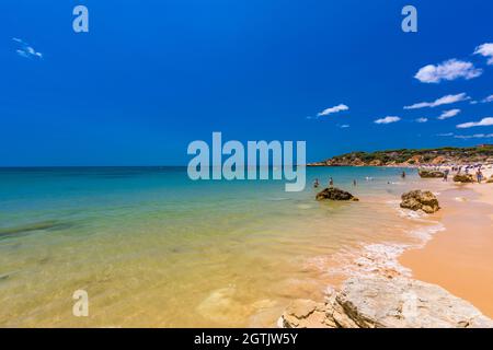 Luftdrohnen-Panoramaaufnahmen von Praia da Balaia und Praia de Santa Eulalia Portugal, Algarve Albufeira Stockfoto