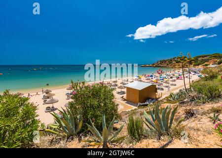 Luftdrohnen-Panoramaaufnahmen von Praia da Balaia und Praia de Santa Eulalia Portugal, Algarve Albufeira Stockfoto