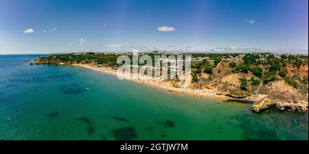 Luftdrohnen-Panoramaaufnahmen von Praia da Balaia und Praia de Santa Eulalia Portugal, Algarve Albufeira Stockfoto