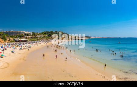 Luftdrohnen-Panoramaaufnahmen von Praia da Balaia und Praia de Santa Eulalia Portugal, Algarve Albufeira Stockfoto