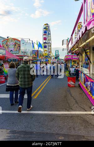 New Holland, PA, USA - 30. September 2021: Tausende besuchen die jährliche Straßenmesse in einer kleinen Gemeinde in Lancaster County, PA. Stockfoto