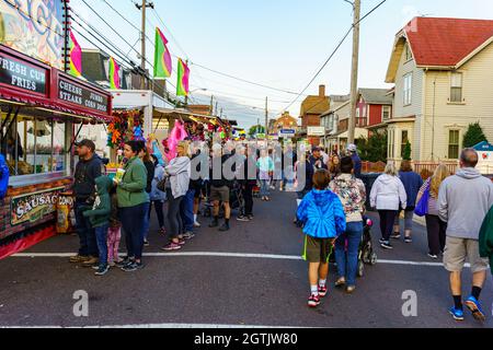 New Holland, PA, USA - 30. September 2021: Tausende besuchen die jährliche Straßenmesse in einer kleinen Gemeinde in Lancaster County, PA. Stockfoto