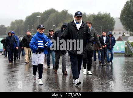 Fans von Brighton und Hove Albion kommen im Regen vor dem Premier League-Spiel im AMEX Stadium in Brighton an. Bilddatum: Samstag, 2. Oktober 2021. Stockfoto