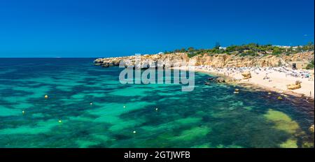 Luftpanorama auf den herrlichen Strand Praia dos Paradinha, Albufeira, Algarve, Portugal Stockfoto