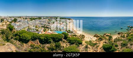 Luftdrohnen-Panoramen des Strandes von Oura (Praia da Oura). Albufeira, Algarve, Portugal Stockfoto