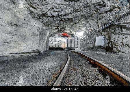 U-Bahn für den Transport von Erz. Güterwagen und -Wagen Stockfoto