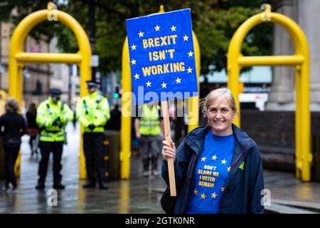 Manchester, Großbritannien. Oktober 2021. Ein Stop-Brexit-Unterstützer posiert für ein Porträt außerhalb der konservativen Parteikonferenz. Auf dem Petersplatz versammeln sich Menschen, die sich dem Abkommen widersetzen, um einen besseren Deal mit Europa zu fordern. Zu den wichtigsten Forderungen gehören die Rückkehr zu einem Binnenmarkt und die Abschürung des Polizeigesetzes. Kredit: Andy Barton/Alamy Live Nachrichten Stockfoto