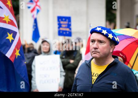 Manchester, Großbritannien. Oktober 2021. Ein Mann mit einem bunten Barett der Europäischen Union nimmt an einer Stop-Brexit-Demonstration vor der Konferenz der Konservativen Partei Teil. Auf dem Petersplatz versammeln sich Menschen, die sich dem Abkommen widersetzen, um einen besseren Deal mit Europa zu fordern. Zu den wichtigsten Forderungen gehören die Rückkehr zu einem Binnenmarkt und die Abschürung des Polizeigesetzes. Kredit: Andy Barton/Alamy Live Nachrichten Stockfoto