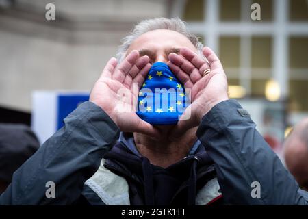 Manchester, Großbritannien. Oktober 2021. Ein Mann mit einer farbigen Gesichtsmaske der Europäischen Union schreit bei einer Stop-Brexit-Demonstration vor der Konferenz der Konservativen Partei. Auf dem Petersplatz versammeln sich Menschen, die sich dem Abkommen widersetzen, um einen besseren Deal mit Europa zu fordern. Zu den wichtigsten Forderungen gehören die Rückkehr zu einem Binnenmarkt und die Abschürung des Polizeigesetzes. Kredit: Andy Barton/Alamy Live Nachrichten Stockfoto