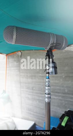 Mikrofonarm. Mikrofonarm und Stativfuß für Tonaufzeichnung. Professionelles digitales Mikrofon für Audioaufnahmen zur Herstellung von Film- oder Videofilmen Stockfoto