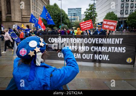 Manchester, Großbritannien. Oktober 2021. Stop Brexit-Anhänger kehren außerhalb der konservativen Parteikonferenz zurück. Auf dem Petersplatz versammeln sich Menschen, die sich dem Abkommen widersetzen, um einen besseren Deal mit Europa zu fordern. Zu den wichtigsten Forderungen gehören die Rückkehr zu einem Binnenmarkt und die Abschürung des Polizeigesetzes. Kredit: Andy Barton/Alamy Live Nachrichten Stockfoto