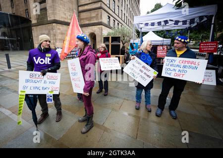 Manchester, Großbritannien. Oktober 2021. Stoppen Sie die Brexit-Anhänger mit Plakaten, die außerhalb der Konferenz der Konservativen Partei zurückkehren. Auf dem Petersplatz versammeln sich Menschen, die sich dem Abkommen widersetzen, um einen besseren Deal mit Europa zu fordern. Die wichtigsten Forderungen umfassen die Rückkehr zu einem Binnenmarkt und die Abkratzen der Polizei Rechnung.Andy Barton/Alamy Live News Kredit: Andy Barton/Alamy Live News Stockfoto