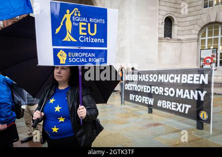 Manchester, Großbritannien. Oktober 2021. Stop Brexit-Anhänger kehren außerhalb der konservativen Parteikonferenz zurück. Auf dem Petersplatz versammeln sich Menschen, die sich dem Abkommen widersetzen, um einen besseren Deal mit Europa zu fordern. Zu den wichtigsten Forderungen gehören die Rückkehr zu einem Binnenmarkt und die Abschürung des Polizeigesetzes. Kredit: Andy Barton/Alamy Live Nachrichten Stockfoto