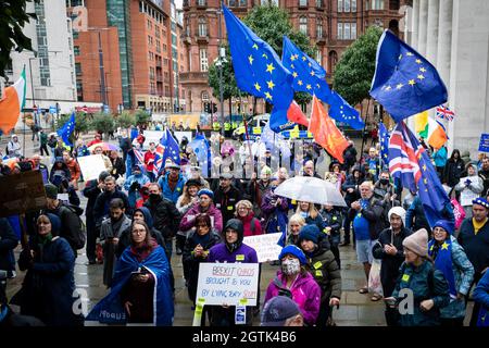 Manchester, Großbritannien. Oktober 2021. Stop Brexit-Anhänger kehren außerhalb der konservativen Parteikonferenz zurück. Auf dem Petersplatz versammeln sich Menschen, die sich dem Abkommen widersetzen, um einen besseren Deal mit Europa zu fordern. Zu den wichtigsten Forderungen gehören die Rückkehr zu einem Binnenmarkt und die Abschürung des Polizeigesetzes. Kredit: Andy Barton/Alamy Live Nachrichten Stockfoto