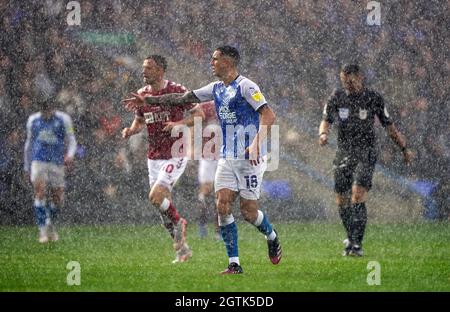 Oliver Norburn von Peterborough United, während der Regen während des Spiels der Sky Bet Championship in der London Road, Peterborough, eintrifft. Bilddatum: Samstag, 2. Oktober 2021. Stockfoto