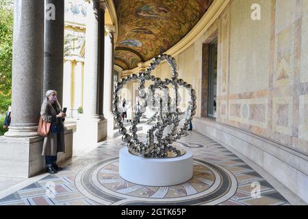 Paris, Frankreich. Oktober 2021. Im Rahmen der Ausstellung ‘The Narcissus Theorem’, die dem Werk von Jean-Michel Othoniel gewidmet ist, hat der Künstler am 02. Oktober 2021 die Stufen des Petit Palais mit diesem blauen Fluss in Paris, Frankreich, dekoriert. Vom 28. September 2021 bis zum 2. Januar 2022 übernimmt Jean-Michel Othoniel auf Einladung des Petit Palais das Museum und seinen Garten. Foto von Lionel Urman/ABACAPRESS.COM Quelle: Abaca Press/Alamy Live News Stockfoto