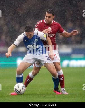 Conor Coventry von Peterborough United (links) und Matthew James von Bristol City kämpfen beim Sky Bet Championship-Spiel in der London Road, Peterborough, um den Ball. Bilddatum: Samstag, 2. Oktober 2021. Stockfoto