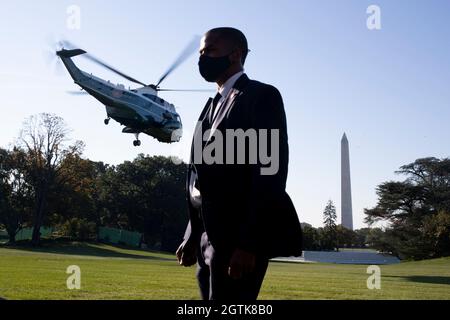 Ein Mitglied des US-Geheimdienstes steht auf dem South Lawn des Weißen Hauses, als Marine One mit US-Präsident Joe Biden am 02. Oktober 2021 in Washington, DC, USA, abreist. Biden reist nach Wilmington, Delaware. Kredit: Michael Reynolds / Pool über CNP Stockfoto