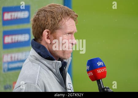 Featherstone, England - 2. Oktober 2021 - Featherstone Rovers Head Coach James Webster spricht vor der Rugby League Betfred Championship, dem Halbfinale, Featherstone Rovers vs Halifax Panthers im Millennium Stadium, Featherstone, UK Dean Williams mit den Medien Stockfoto