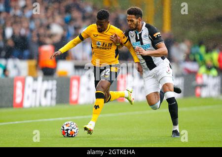 2. Oktober 2021; Molineux Stadium, Wolverhampton, West Midlands, England; EFL Cup Football, Wolverhampton Wanderers gegen Newcastle United; Nelson Semedo von Wolverhampton Wanderers versucht, an Joelinton von Newcastle United vorbei zu laufen Stockfoto
