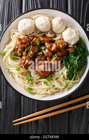 Mie ayam, mi ayam oder Bakmi ayam ist ein gemeinsames indonesisches Gericht aus gewürzten Nudeln, gekrönt mit gewürfeltem Hühnerfleisch und Fleischbällchen in der Schüssel auf dem Stockfoto