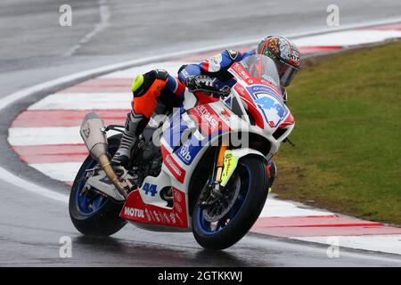 Gino Rea baut Suzuki auf seinem Weg zum Sieg im Wettrennen 1 während des dreifachen Kopfballs bei der Runde 10 der Bennetts British Superbike (BSB) Championship auf dem Donington Park GP Race Circuit, Donington Park GP, England am 01-03. Oktober 2021. Foto von Ian Hopgood. Quelle: Prime Media Images/Alamy Live News Stockfoto