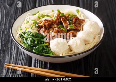 Hühnernudel-Fleischbällchen Mie Ayam Bakso in der Schüssel auf dem Tisch aus der Nähe. Horizontal Stockfoto