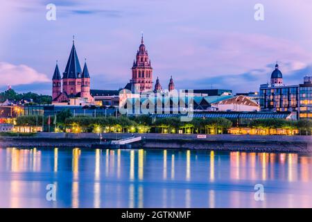 Mainzer Stadtbild In Der Blauen Stunde Im Abendlicht Mit Dom, Mainzer Dom Stockfoto