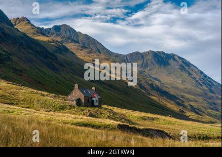 Die Hadden-Woodburn Memorial Hut ein Berg Bothy in Glenlicht, Kintail, Schottland Stockfoto