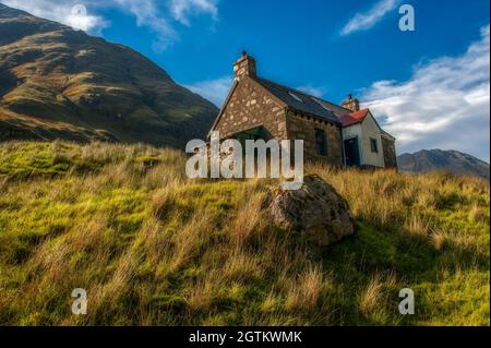 Die Hadden-Woodburn Memorial Hut ein Berg Bothy in Glenlicht, Kintail, Schottland Stockfoto