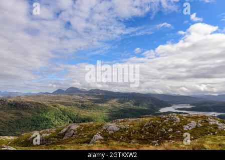 Blick auf die Hügel von Moidart vom Gipfel des Beinn A'Bhaillidh auf Eilean Shona in Moidart Schottland Stockfoto