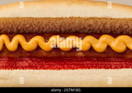 Klassischer Hot Dog mit Wurst, Ketchup und Senfmakro. Speisekarte für das Restaurant Stockfoto