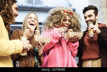 Junge multirassische Freunde, die Spaß haben, Straßenessen und Bier zu trinken - Jugend Millennial Lifestyle-Konzept Stockfoto