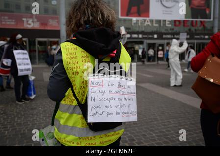 Demonstration auf dem Place d'Italie in Paris auf Initiative des Kollektivs 'les masques blancs' gegen Zwangsimpfung Stockfoto