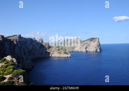 Blick vom Leuchtturmparkplatz am Cap de Formentor auf der spanischen Insel Mallorca. Stockfoto